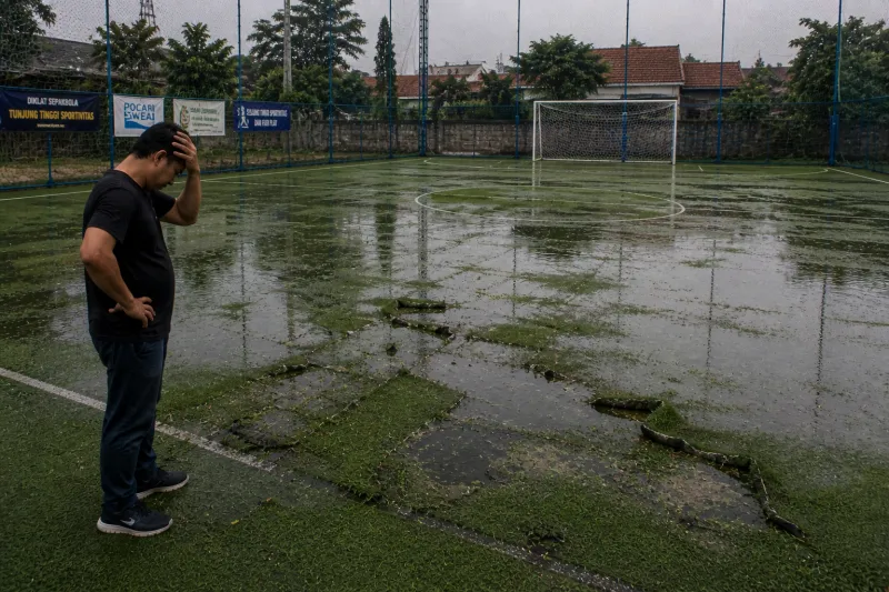 dampak lapangan mini soccer banjir